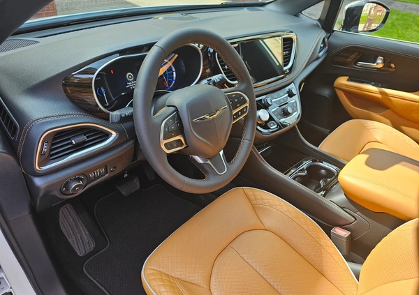 Chrysler Pacifica cena 352887 przebieg: 107, rok produkcji 2023 z Biecz małe 667
